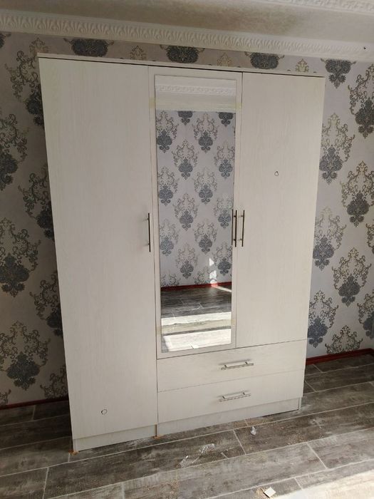 Shkaf sotiladi dastafka ustanovka bepul buladi ichida