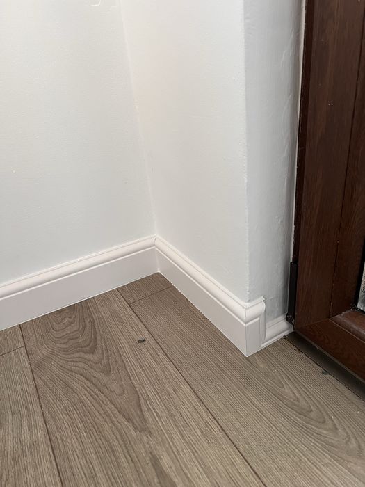 Montaj panou riflaj acustic si plinta polimer dur/lemn