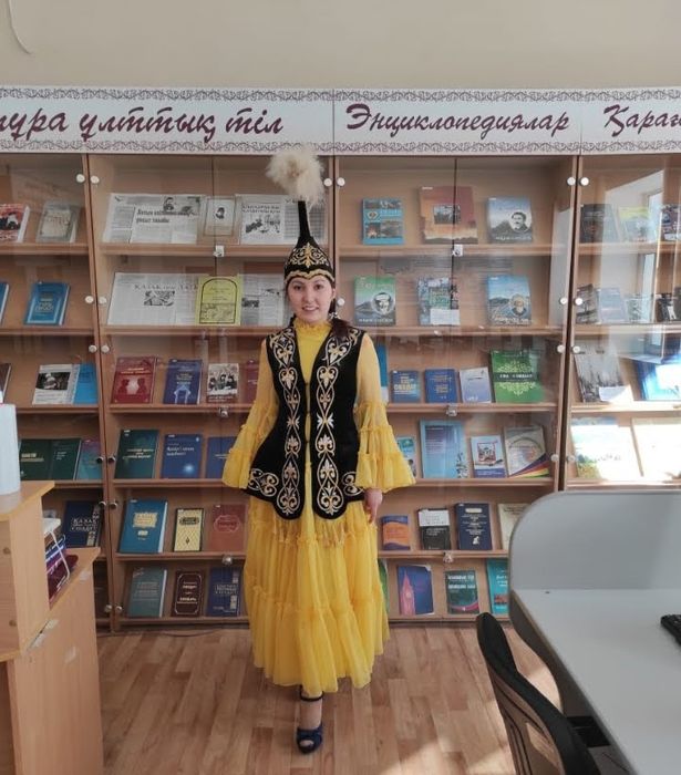 Ведущий на двух языках