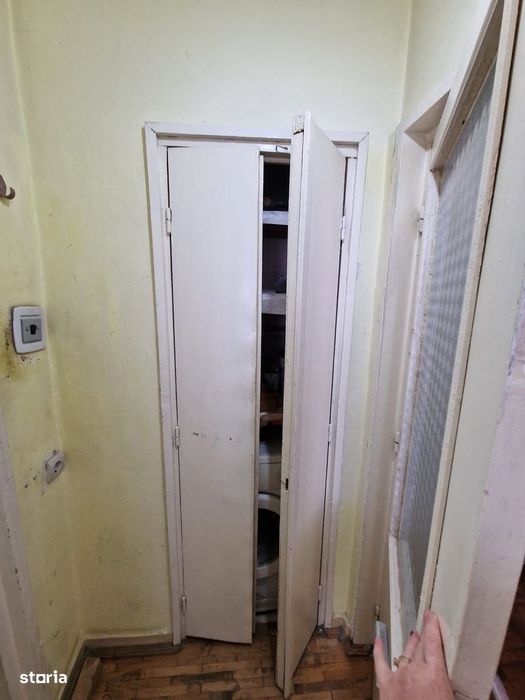 De vanzare apartament cu 3 camere si balcon, etajul 1, zona Spital Nou