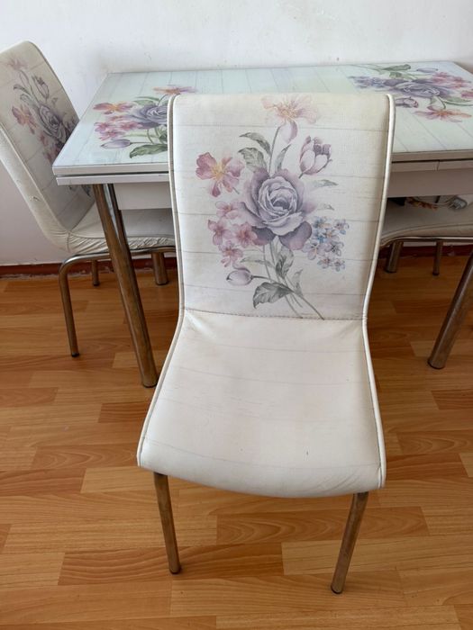 Кухонный стол со стульями 4 шт  Продам срочно!