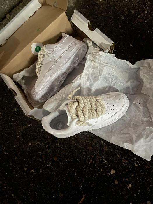 Air force 1 legit, rope laced. De obicei avem orice marime