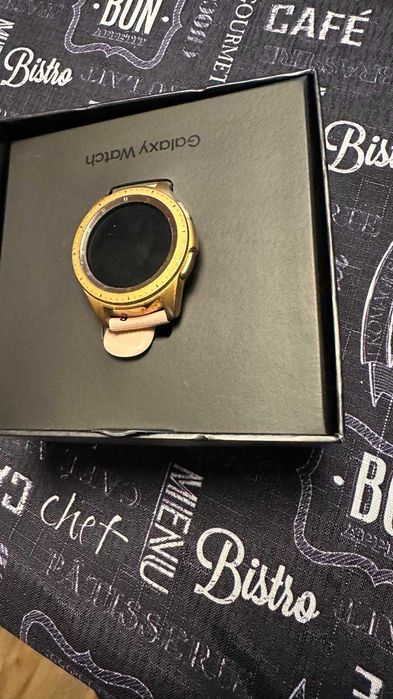 Samsung Galaxy Watch 42mm Rose Gold SM-R810
пълен комплект, работещ