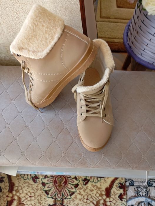 4 штуки Женской  обуви 37 размер