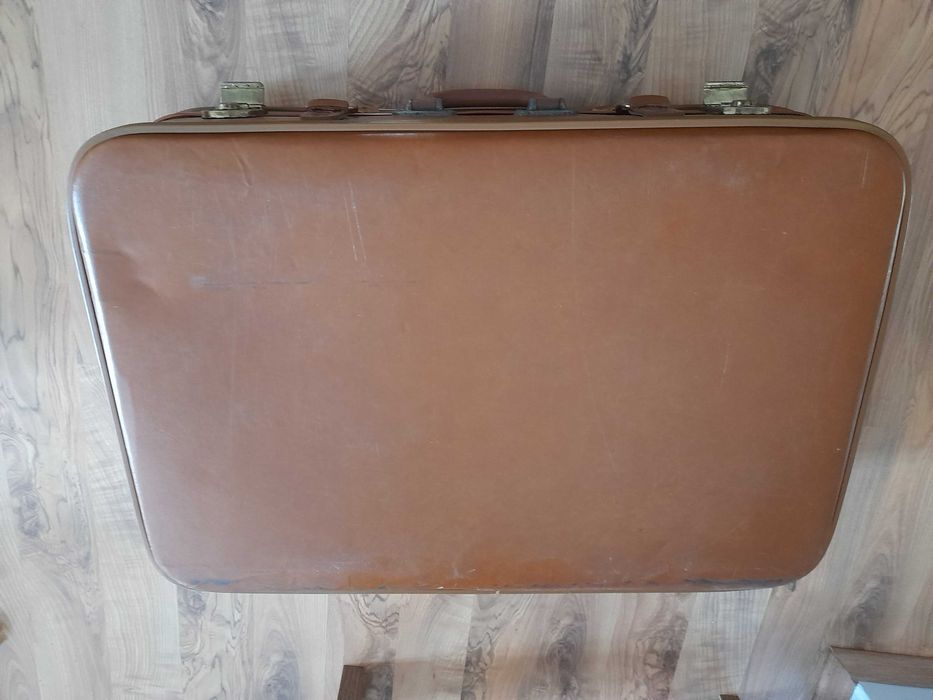 Vand geamantane vintage