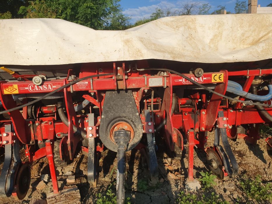 Vând semănătoare de porumb și floarea soarelui