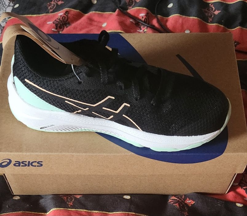 Vand adidasi asics doua marimi 35,5 si negri 35