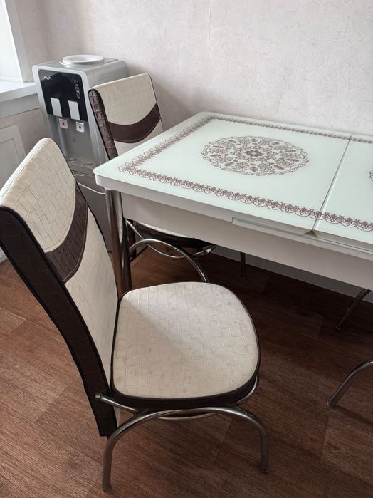 Кухонный стол со стульями