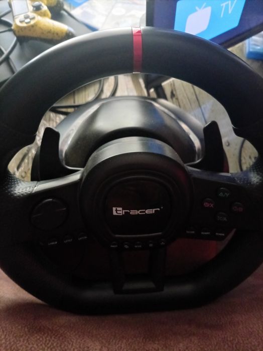 Vând ps4 pro de un 1t cu jocuri volan pedale și schimbător sa schimb pe un cross