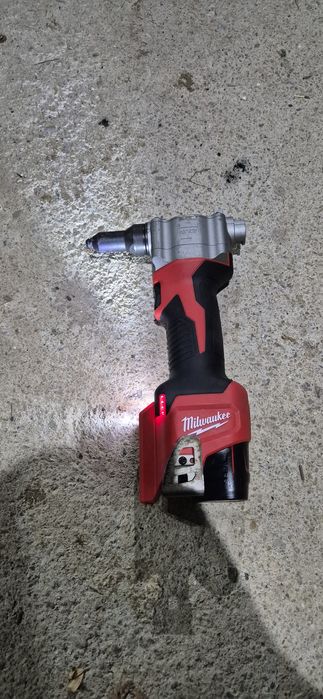 Pistol pop nituri Milwaukee M12 BPRT