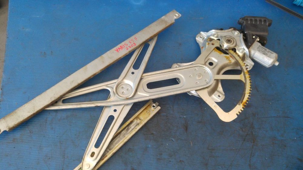 Macara cu motoras usa stanga fata toyota yaris p9 2005-2014 85702-0f010 983722103