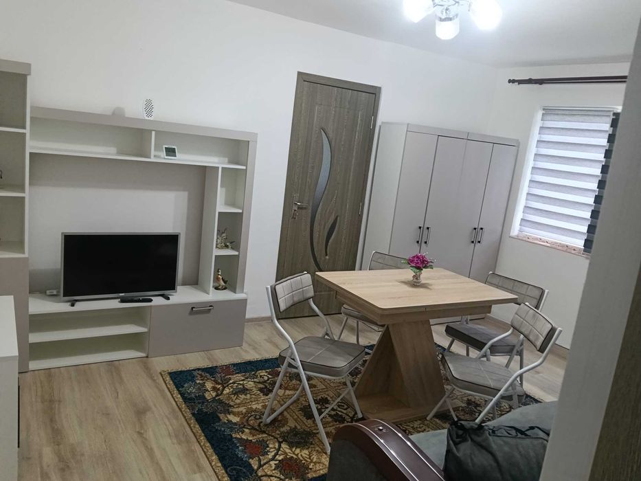 Închiriez apartament cu 2 camere