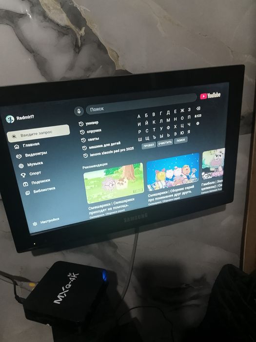 Телевизор с смарт приставкой.
