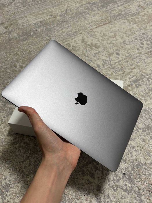 MacBook M1 8/256