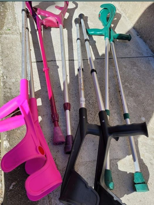 Vând cârje ortopedice