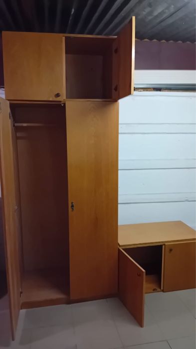 Dulap pentru haine cu un sertar atasat