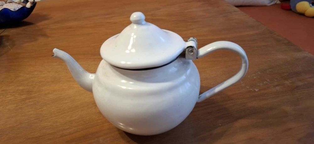 Малък емайлиран чайник