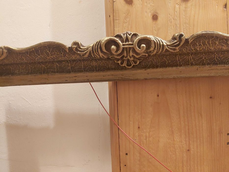 Rama tablou cadru din lemn si broderie ipsos in foita de aur patinat
