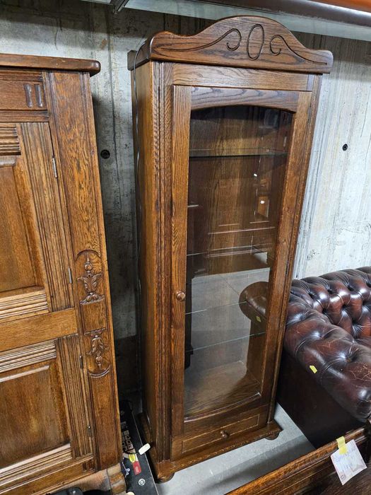 Елегантна витрина с осветление в стил Рустик