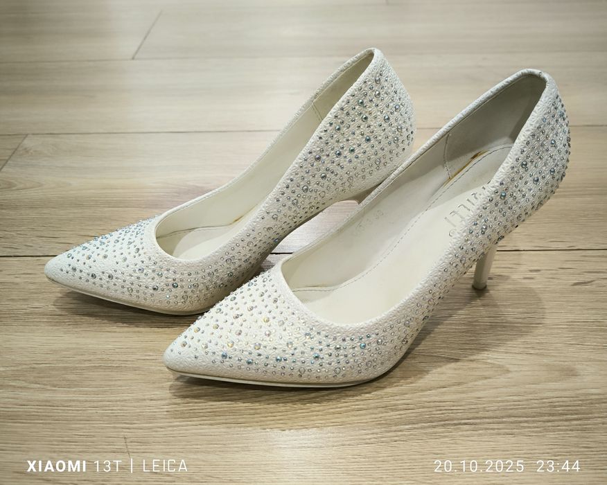 Продам свадебное платье и туфли 38 размера