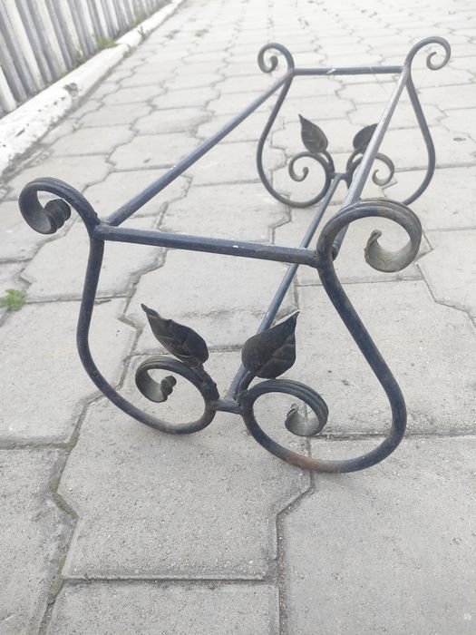 продам металлический для цветов