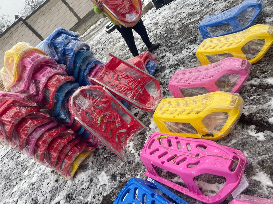 Sanie din plastic cu spatar