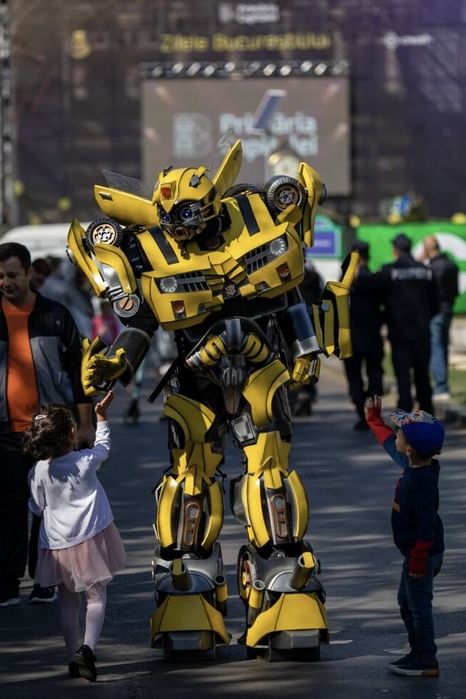 Închiriere robot Bumble Bee - Atracția Perfectă pentru Evenimentul Tău