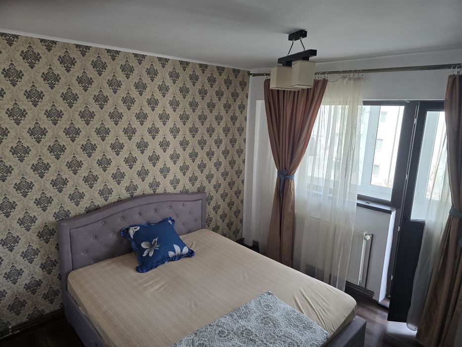 Vand apartament cu 3 camere  decomandat
