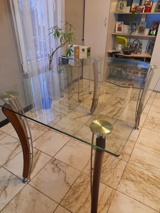 Холска маса със стъклен плот