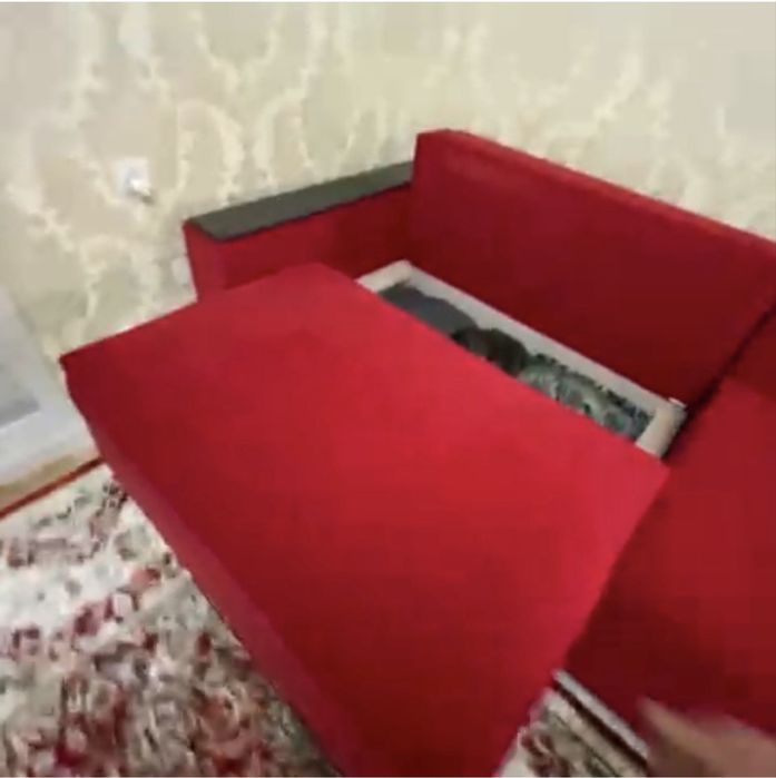 Большой диван.