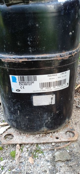 Компрессор на морозильную камеру