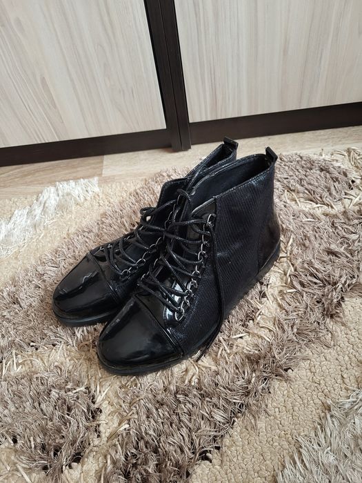 Дамски лачени боти