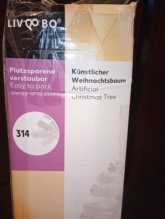 Коледна елха чисто нова ,бяла не е вадена от кутията