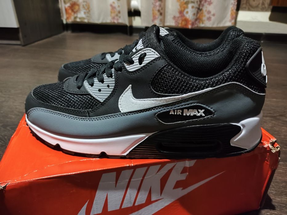 Продам кроссовки nike air max