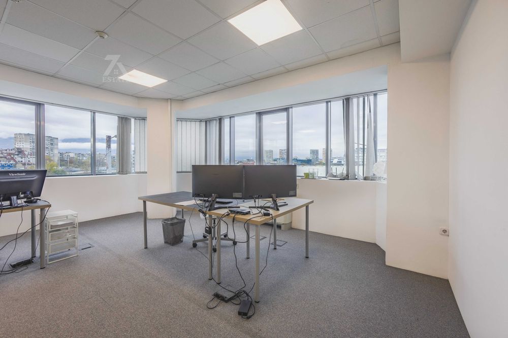 Дава под наем просторен офис в ж. к. Хаджи Димитър