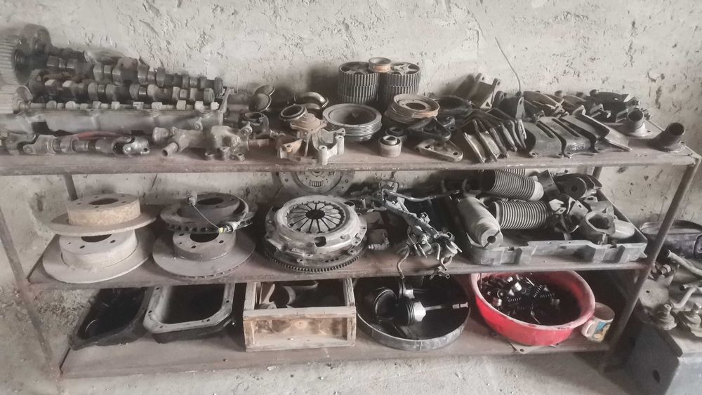 продам запчасти на мазда Кронус есть много всяких запчастей звоните