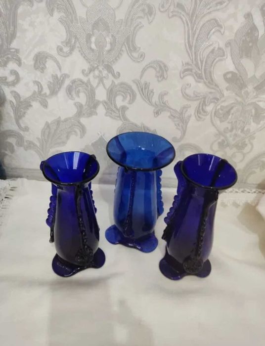 Вазы из цветного стекла.