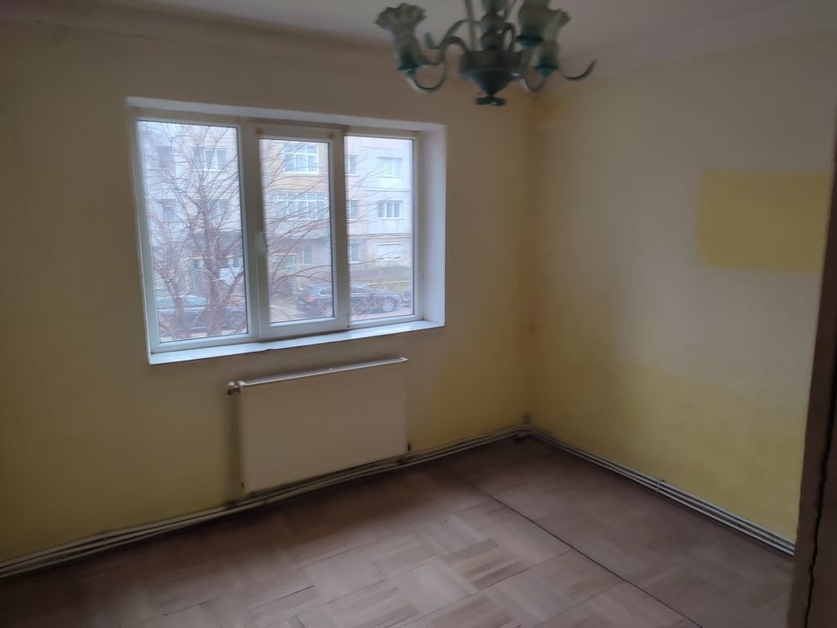 Vând apartament 3 camere în ADJUD