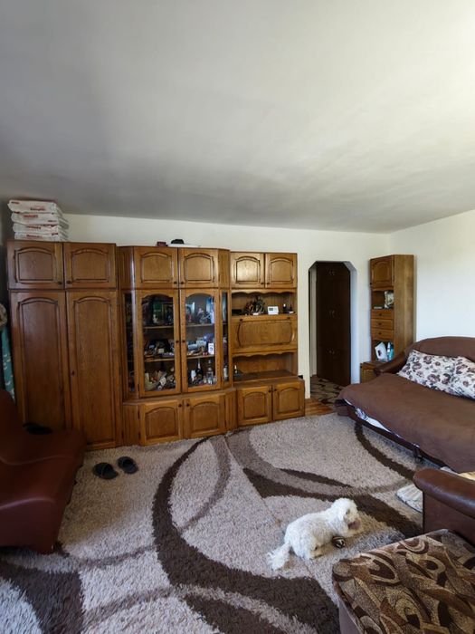 Vand apartament cu 3 camera etajul 4,plus garaj