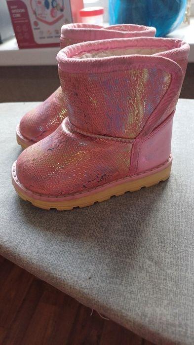 Продам детские угги 4000тг.