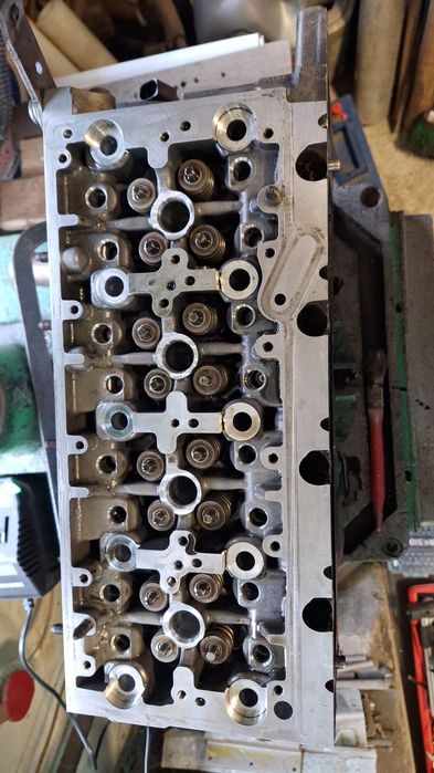 Chiuloasa, bloc motor, capac tacheti