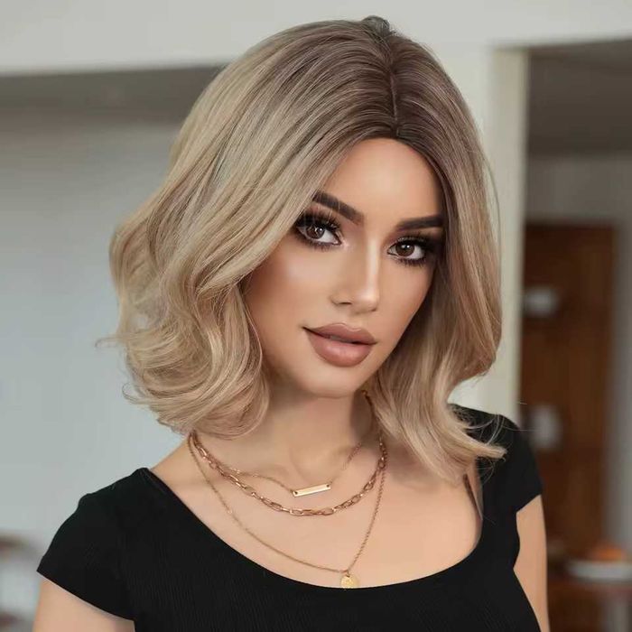 Руса къса омбре перука с тъмни корени на път