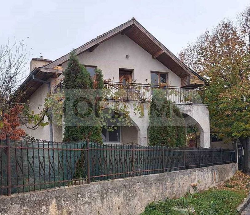 Двуетажна къща в село Константиново