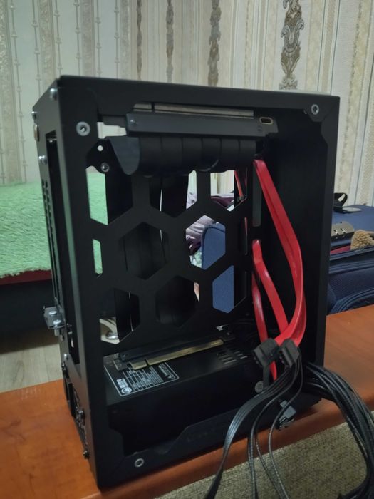 Mini ITX корпус с блоком питания и райзером