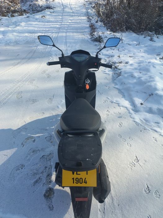 Vând scuter marca husite acte ân regulă se conduce fără permis