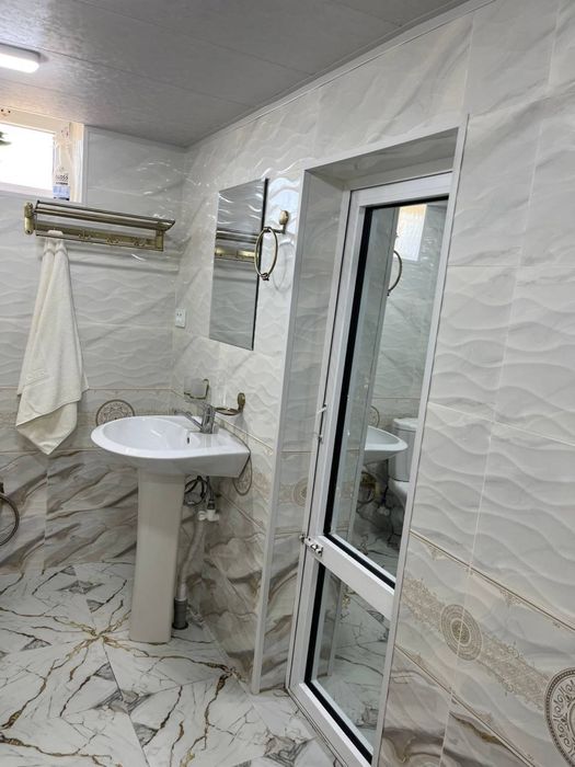 Hovli sotiladi. Koʻchib kirishga tayyor, fayzli, yam-yashil daraxtlar