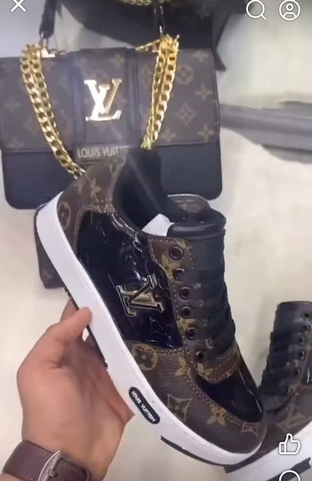 Adidasi LV,diverse mărimi, logo metalic auriu, saculet, etichetă