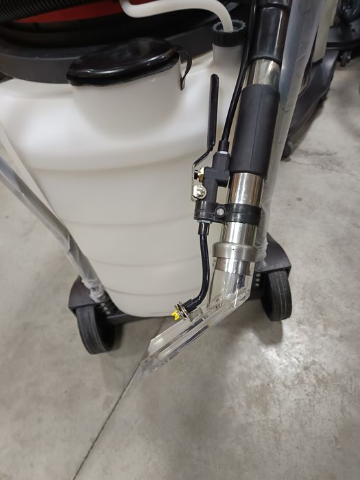 Професионална перяща прахосмукачка