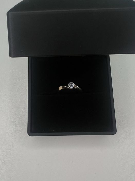 Продаю золотое помолвочное кольцо