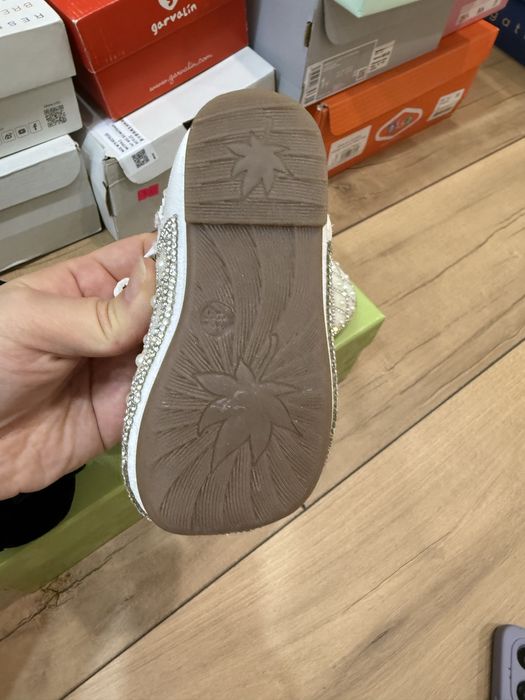 детские новые туфли